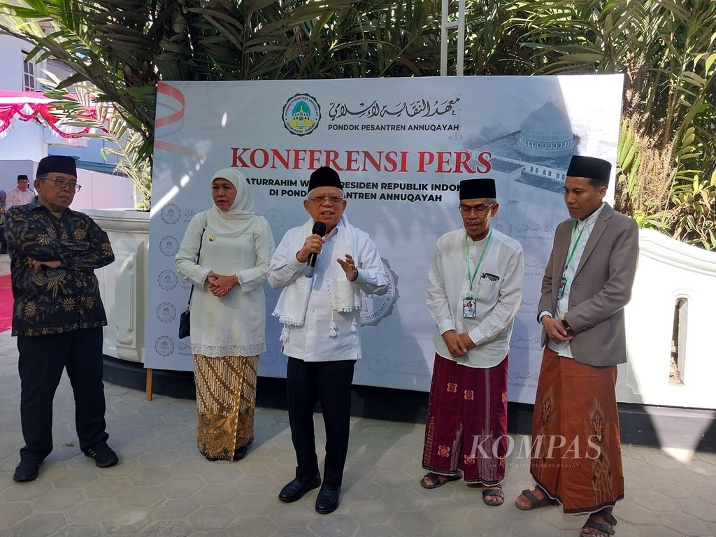 Wakil Presiden Ma'ruf Amin saat menjawab pertanyaan awak media di Pondok Pesantren Annuqayah, Guluk-Guluk, Kabupaten Sumenep, Provinsi Jawa Timur, Rabu (9/8/2023).