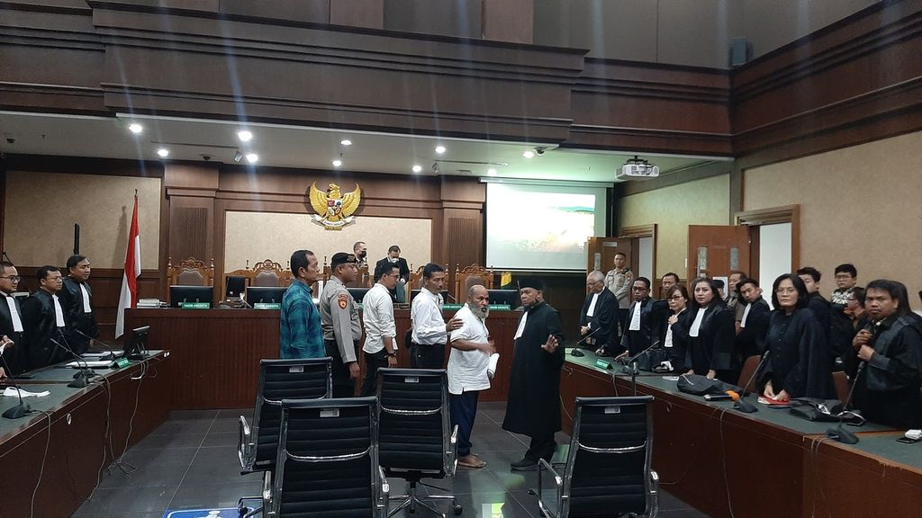 Terdakwa Lukas Enembe dalam agenda pembacaan putusan sela di Pengadilan Tindak Pidana Korupsi, Jakarta, Senin (26/6/2023).