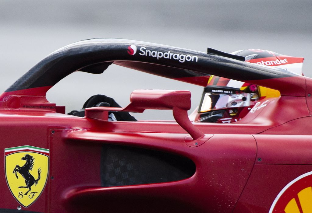 Pebalap Ferrari, Carlos Sainz Junior, beraksi saat sesi latihan bebas kedua (FP2) Grand Prix Formula 1 di Montreal, Kanada, Jumat (17/6/2022). Max Verstappen dari tim Red Bull langsung melesat di Montreal dengan memuncaki sesi latihan pertama dan kedua. 