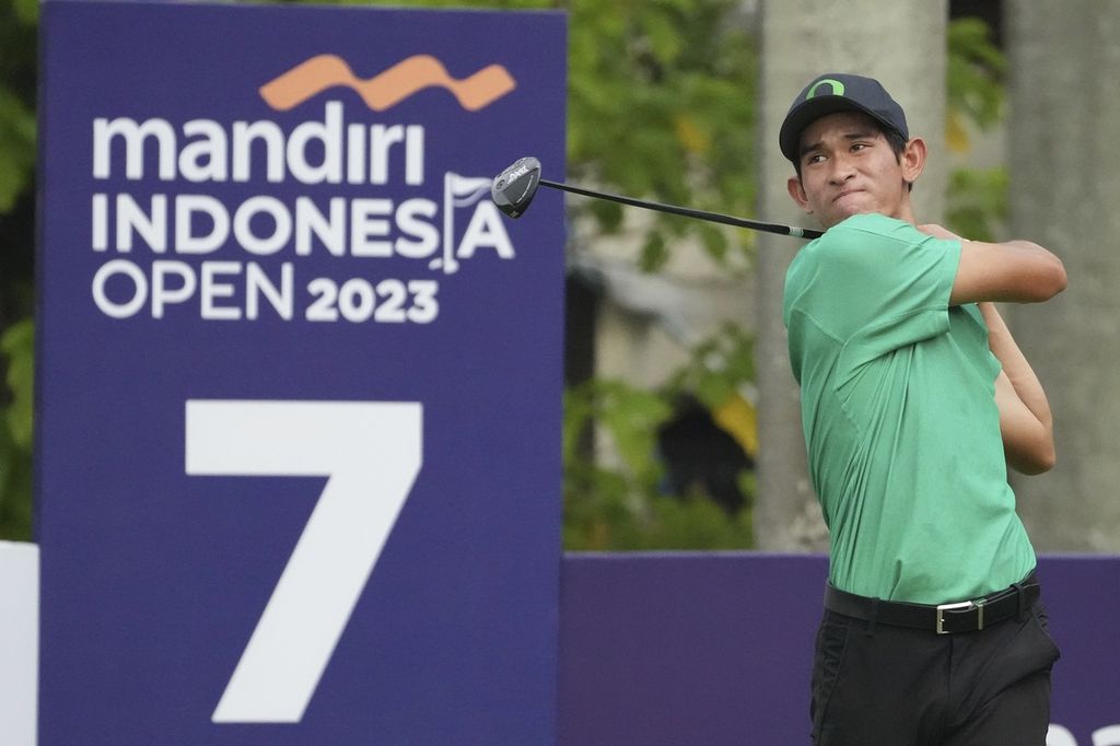 Pegolf amatir Indonesia Gabriel Hansel Hari memukul bola pada hari pertama turnamen golf Mandiri Indonesia Open 2023, Kamis (4/8/2023). Gabriel membuat 67 pukulan atau lima di bawah par dan menempati posisi T9.