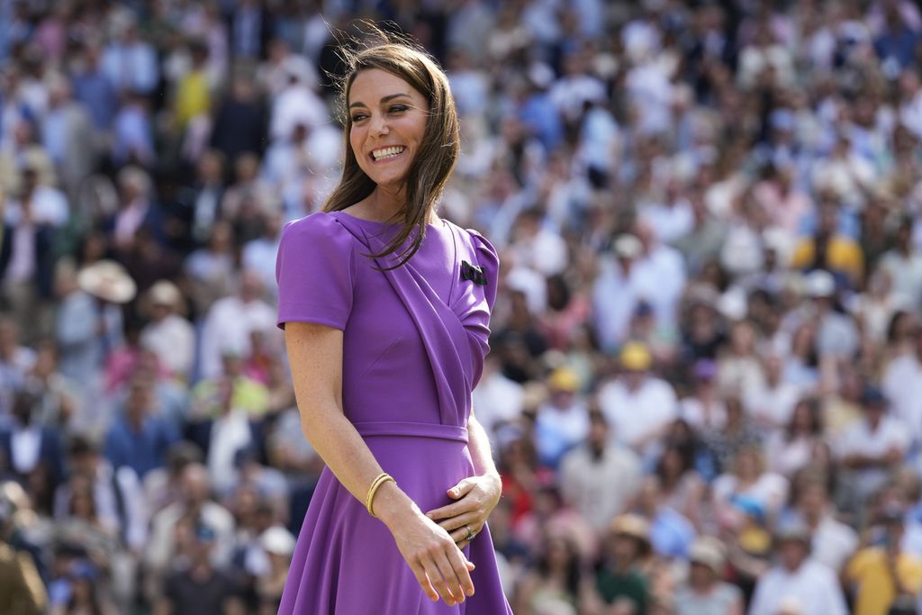 Catherine Putri Wales bersiap menyerahkan piala juara tunggal putra turnamen tenis Wimbledon ke Carlos Alcaraz, Minggu (14/7/2024), di London, Inggris. 