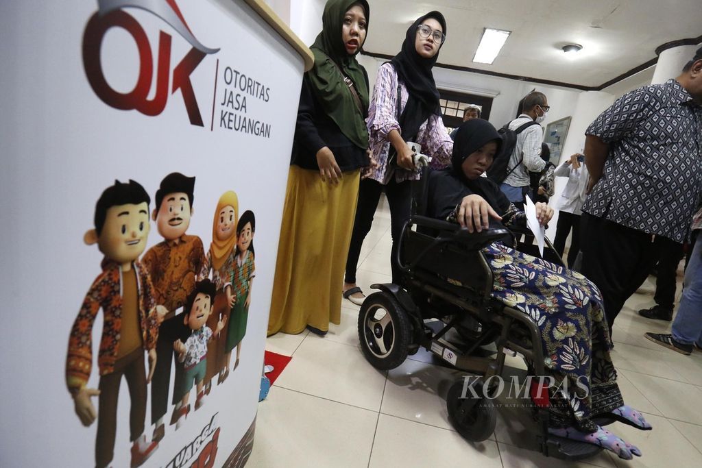 Penyandang disabilitas hadir di gedung Perpustakaan Nasional, Jakarta, untuk mengikuti edukasi masalah keuangan yang diadakan Otoritas Jasa Keuangan, Selasa (15/8/2023). 
