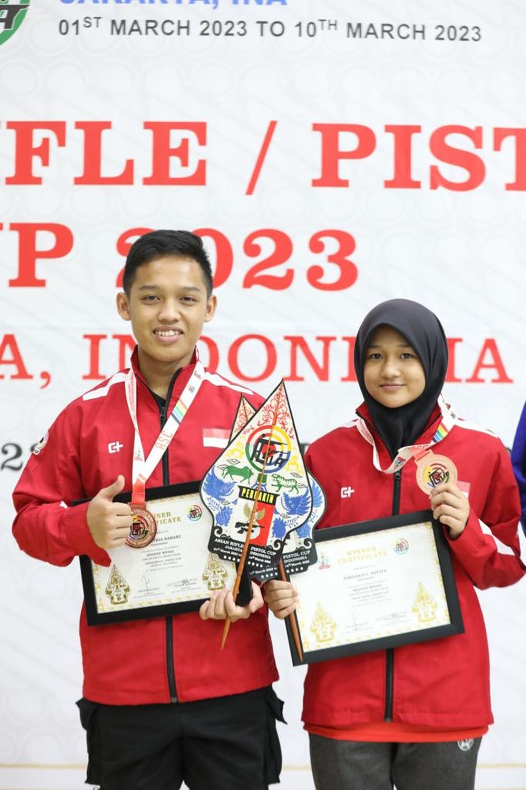 Alif Satria Bahari dan Rihadatul Asyifa berpose usai mendapat medali perunggu dalam nomor Air Pistol tim campuran 10 meter Piala Asia Senapan dan Pistol ISSF 2023 pada Rabu (8/3/2023).