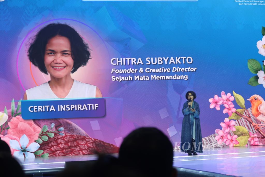 Bank Indonesia menggelar Pameran Karya Kreatif 2024. Tampak pendiri Sejauh Mata Memandang (SMM), Chitra Subyakto, berbicara dalam sesi acara bertajuk ”Pagelaran Sustainable Fashion: Asa Wastra Membumi” di Jakarta, Jumat (2/8/2024).