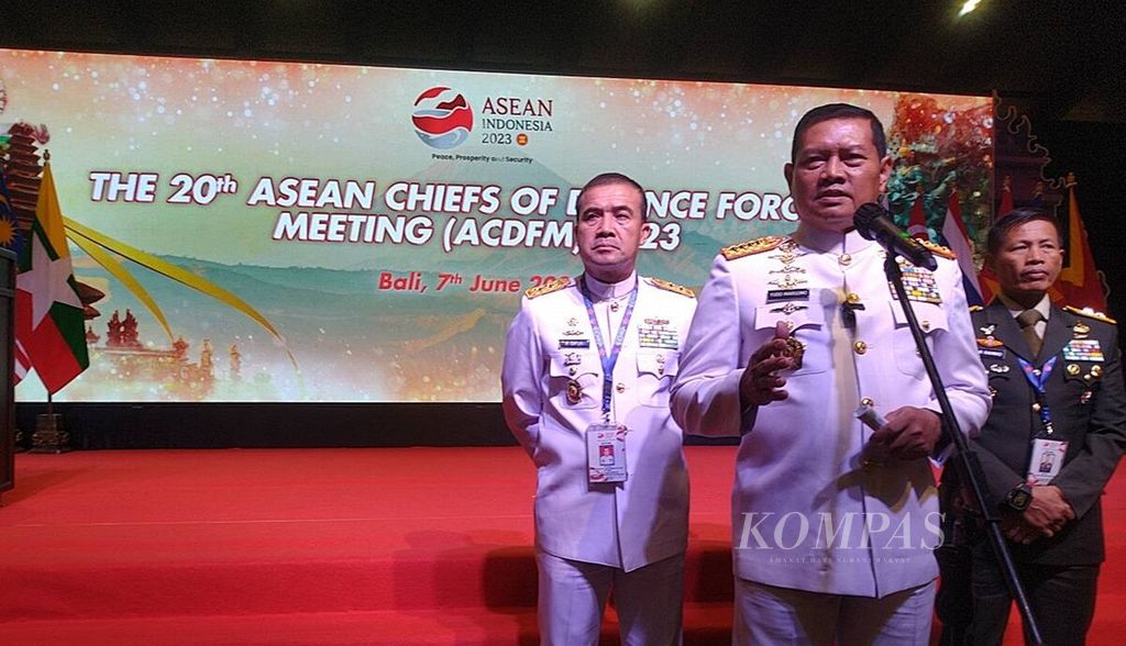 Panglima TNI Laksamana Yudo Margono (depan) memberikan keterangan pers seusai penutupan forum ASEAN Chiefs of Defence Force Meeting (ACDFM) 2023 di Nusa Dua, Badung, Bali, Rabu (7/6/2023). Panglima TNI menjadi Ketua ACDFM 2023 mengikuti keketuaan Indonesia di ASEAN 2023. 