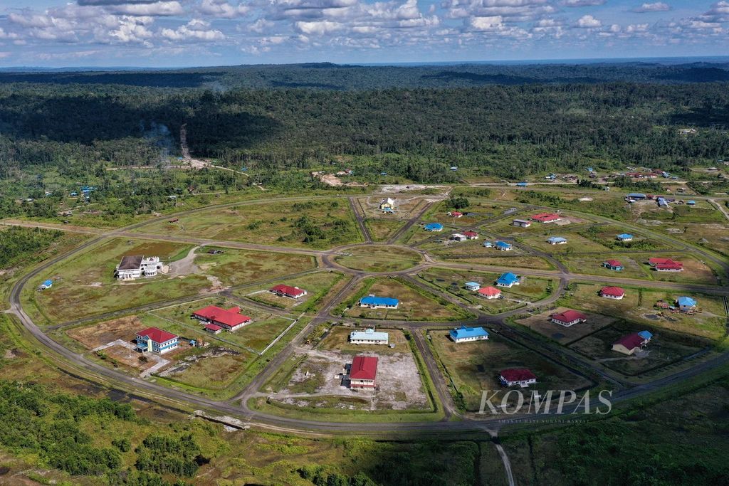 Lansekap kompleks perkantoran Kabupaten Nduga di Kota Kenyam, Sabtu (16/10/2021). Kabupaten yang terbentuk pada tahun 2008 ini merupakan pemekaran dari Kabupaten Jayawijaya, dengan luas wilayah 12.941 kilometer persegi.