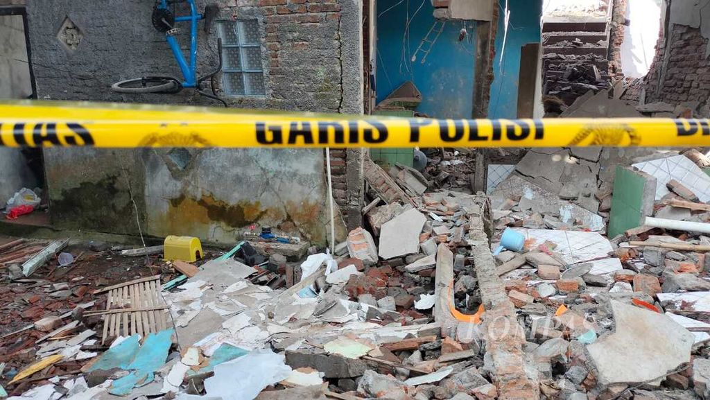 Kondisi rumah yang rusak akibat ledakan bahan petasan di Dusun Junjungan, Desa Giriwarno, Kecamatan Kaliangkrik, Kabupaten Magelang, Jawa Tengah, Senin (27/3/2023). Akibat ledakan yang terjadi pada Minggu (26/3/2023) malam tersebut, satu orang warga dilaporkan meninggal, lima orang luka-luka, dan sekitar 20 rumah mengalami kerusakan.