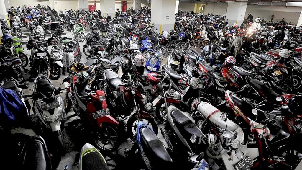 Permandangan seperti ini jamak terlihat di banyak tempat parkir di wilayah DKI Jakarta. Pemprov DKI telah menetapkan kenaikan pajak parkir bagi pengelola tempat parkir, dari semula 20 persen naik menjadi 30 persen.