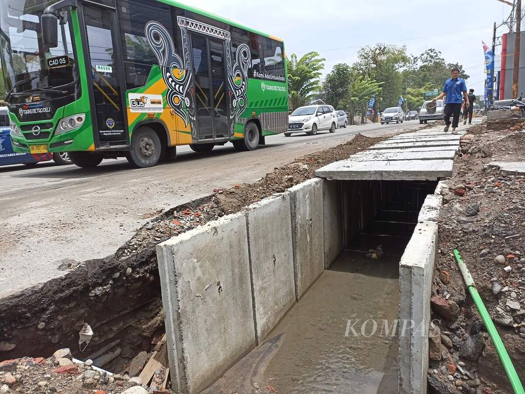Perbaikan drainase dilakukan di Jalan Profesor HM Yamin, Kota Medan, Sumatera Utara, Selasa (1/3/2022). Perbaikan drainase dilakukan di sejumlah tempat di Medan untuk meningkatkan kapasitas drainase dalam menampung limpasan air hujan. 