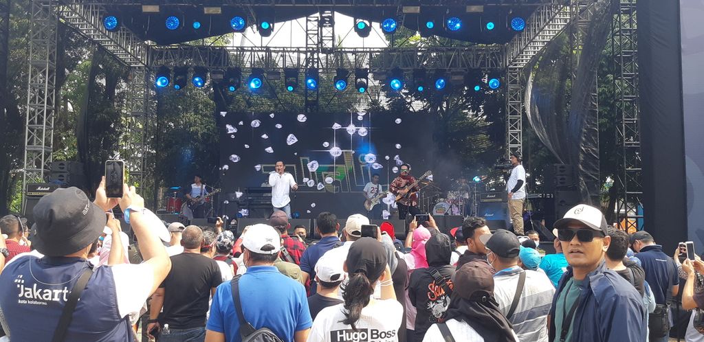 Pengunjung Ancol menonton konser Band Wali sebelum acara Formula E dimulai, di area Taman Lumba-Lumba Ancol, Jakarta Utara, Sabtu (4/6/2022).