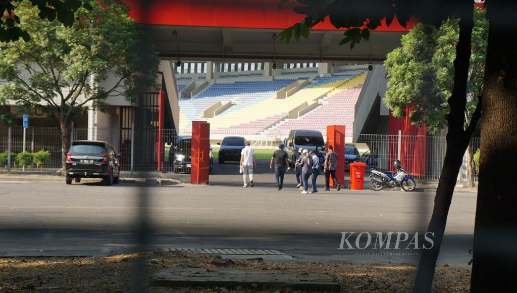 Sejumlah perwakilan FIFA tengah mengecek kondisi stadion untuk persiapan Piala Dunia U-17 di Stadion Manahan, Kota Surakarta, Jawa Tengah, Selasa (1/8/2023).