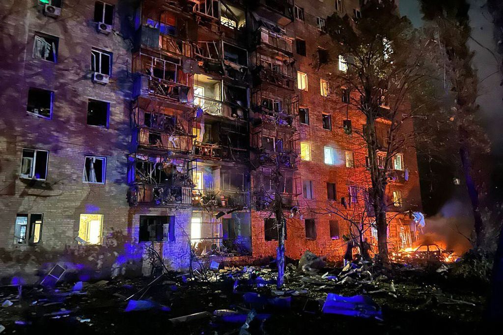 Kerusakan parah disertai kebakaran di sebuah apartemen di Kursk, Rusia, Minggu (11/8/2024), akibat serangan rudal militer Ukraina. Puluhan ribu warga Kursk terpaksa mengungsi akibat serangan Ukraina.