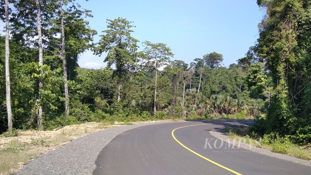 Suasana jalan lintas selatan di Kabupaten Malang, Jawa Timur, atau tepatnya di sisi barat Pantai Balekambang di Kecamatan Bantur mengarah ke barat terlihat sunyi, Rabu (8/12/2021).