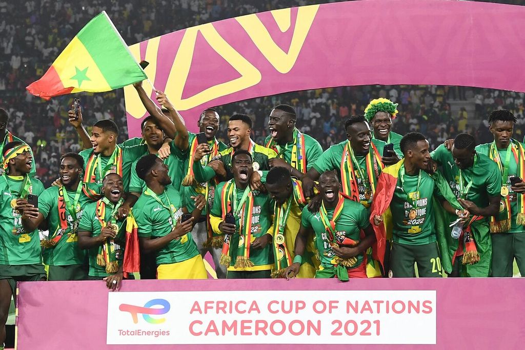 Pemain Senegal merayakan gelar juara Piala Afrika usai mengalahkan Mesir di final, Minggu (6/2/2022), di Stadion dOlembe, Yaounde, Kamerun. 