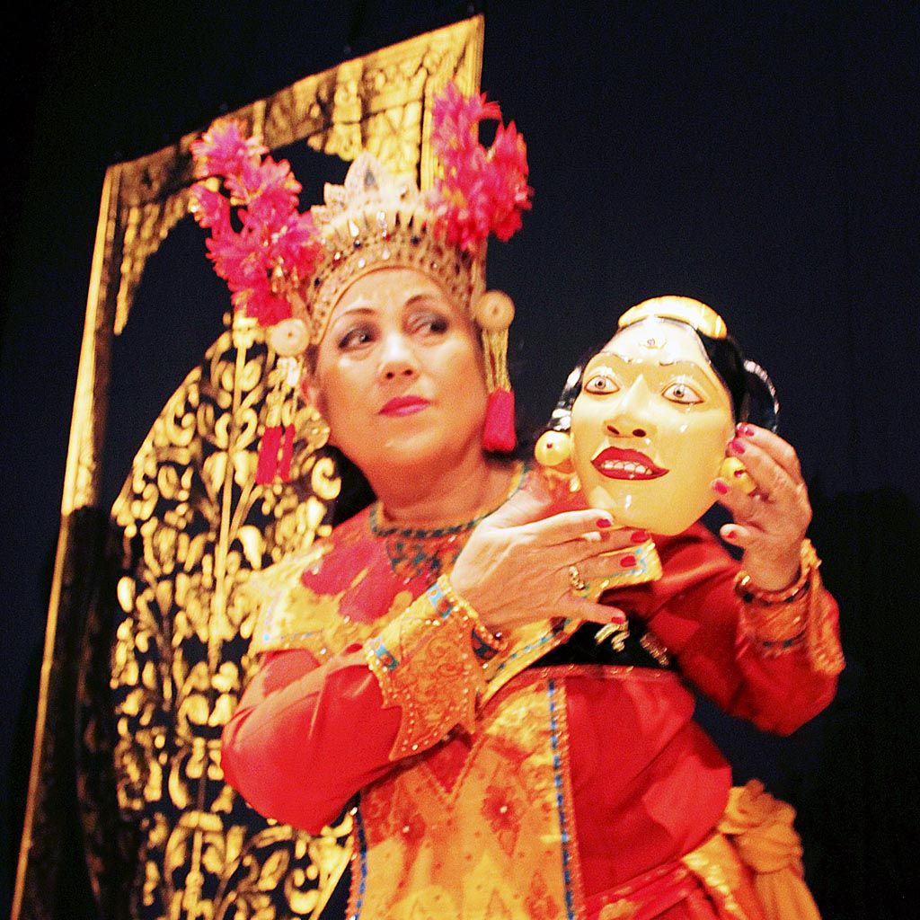 Pendiri Bengkel Tari  AyuBulan,  Bulantrisna Djelantik (70), mementaskan tari Sitayana yang mengisahkan tentang Dewi Sita dari epos Ramayana, Minggu (12/2) di Galeri Indonesia Kaya, Jakarta. 