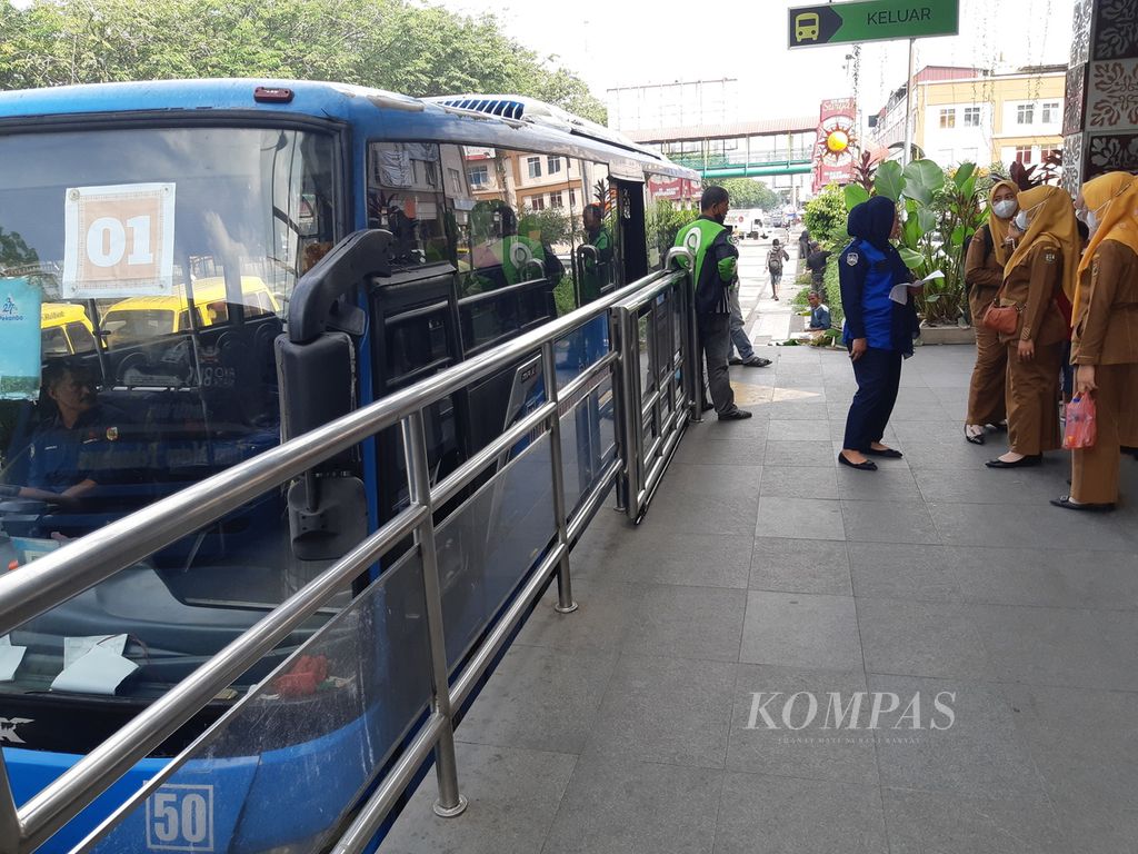 Sejumlah warga Pekanbaru menumpangi bus Trans Pekanbaru di Kota Pekanbaru, Riau, Senin (15/7/2024). Walau mengalami sejumlah masalah, seperti kurangnya armada karena keterbatasan anggaran, bus ini masih menjadi pilihan warga Pekanbaru.