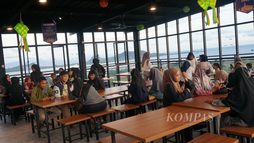 Pengunjung bersiap berbuka puasa di acara festival kuliner yang digelar di kawasan pariwisata terintegrasi Bakauheni Harbour City di Kabupaten Lampung Selatan, Lampung, Sabtu (6/4/2024). 