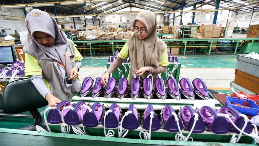 Aktivitas buruh perempuan di pabrik perakitan barang elektronik di Kabupaten Bogor, Jawa Barat, Kamis (10/10/2019). 