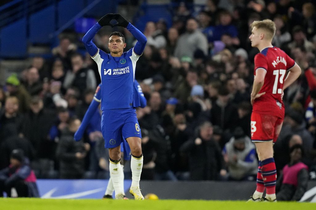 Bek Chelsea, Thiago Silva, melakukan selebrasi setelah mencetak gol kedua dalam pertandingan babak ketiga Piala FA antara Chelsea dan Preston North End di Stadion Stamford Bridge, London, Minggu (7/1/2024) dini hari WIB. Chelsea menang 4-0. 