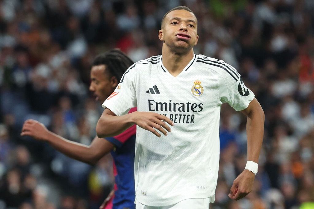 Ekspresi penyerang Real Madrid, Kylian Mbappe, setelah gagal memanfaatkan peluang emas pada laga Liga Spanyol melawan Barcelona di Stadion Santiago Bernabeu, Madrid, Minggu (27/10/2024) dini hari WIB. Real kalah telak 0-4.