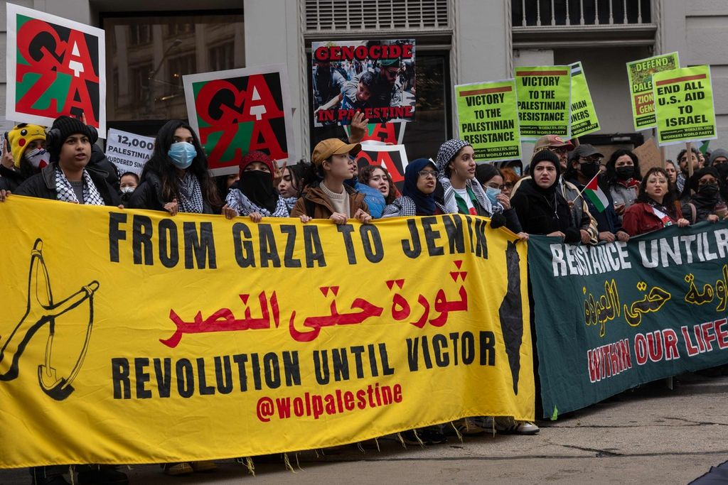  Puluhan pendukung Palestina berunjuk rasa di Union Square, Manhattan, kota New York, Amerika Serikat, Rabu (22/11/2023). Mereka menyerukan gencatan senjata dalam pertempuran antara Israel dan Hamas.