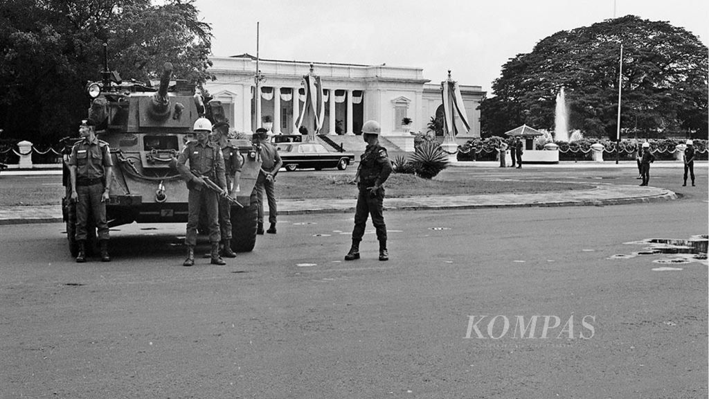 Aparat keamanan bersiaga di depan Istana Merdeka, Jakarta, saat terjadi peristiwa Malari, Selasa (15/1/1974). 