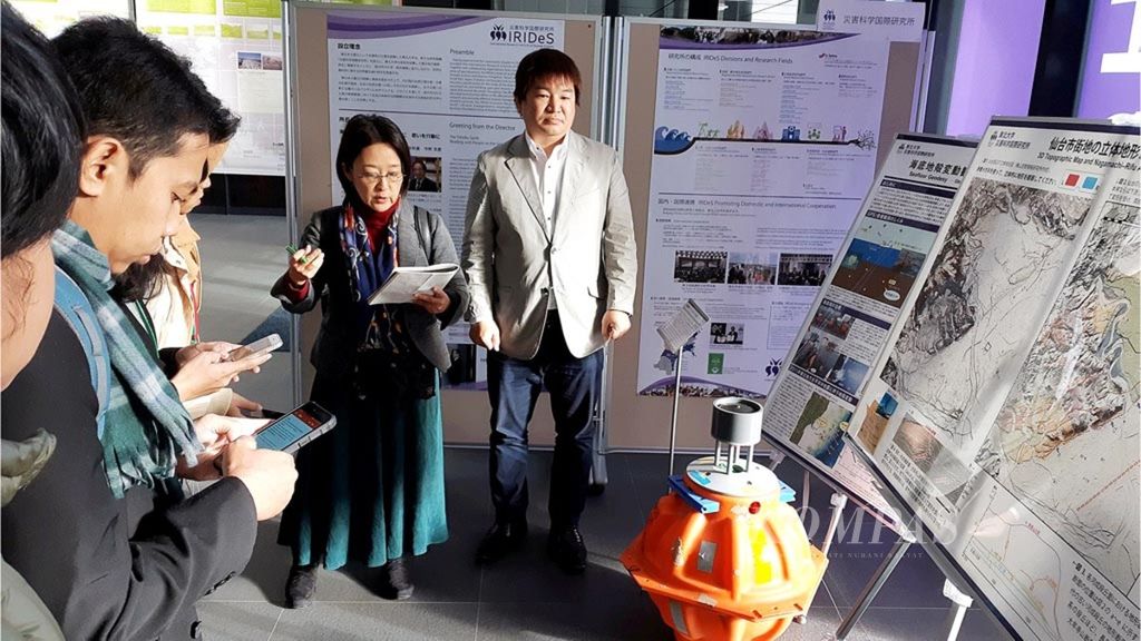 Shinsuke Okada, asisten profesor di International Research Institute of Disaster Science (IRIDeS) Tokohu University, menunjukkan kesiapan lembaganya dalam hal mitigsai bencana.