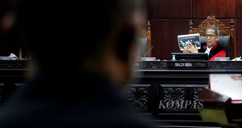 Hakim Konstitusi Saldi Isra saat bertanya kepada empat menteri mengenai konsentrasi wilayah tertentu dalam penyaluran bantuan sosial pada lanjutan sidang perselisihan hasil pemilihan umum di Mahkamah Konstitusi, Jakarta, sebagai saksi, Jumat (5/4/2024). 