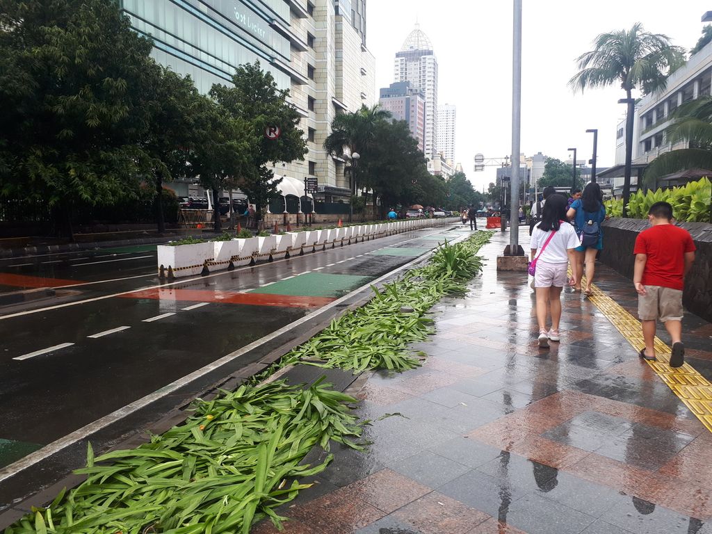 Rumput yang terinjak-injak saat perayaan Tahun Baru 2023 di area Bundaran Hotel Indonesia, Jakarta Pusat, Minggu (1/1/2023).