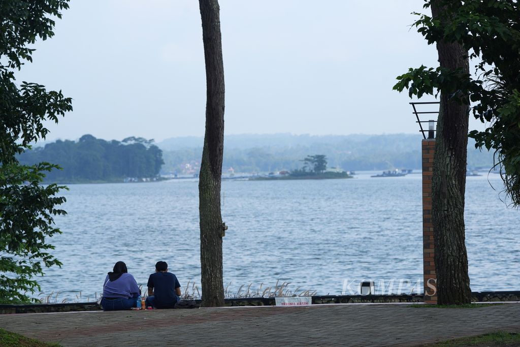 Warga bersantai menikmati suasana senja di Waduk Darma, Kecamatan Darma, Kabupaten Kuningan, Jawa Barat, Kamis (2/5/2024). Revitalisasi Waduk Darma yang dimulai sejak 2019 itu menelan biaya lebih dari Rp 30 miliar. Revitalisasi mencakup pembuatan jalur pedestrian, taman, gazebo, dan area kuliner. 