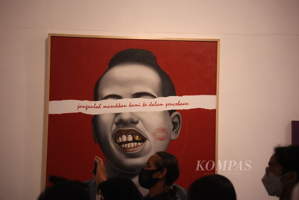 Pengunjung menyaksikan pameran Ajur Ajer di Bentara Budaya Yogyakarta, Kotabaru, Yogyakarta, sebelum dimulainya acara peringatan HUT Ke-40 Bentara Budaya, Senin (26/9/2022). 