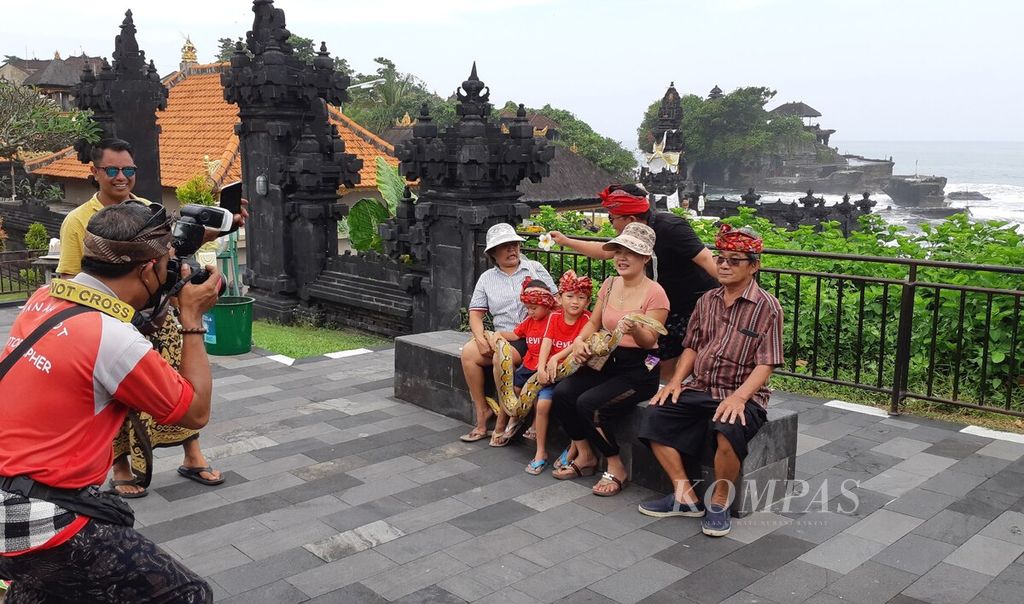 Suasana di kawasan Daya Tarik Wisata Tanah Lot, Tabanan, Bali, Sabtu (30/4/2022). Libur serangkaian Lebaran 2022 menjadi kesempatan bagi warga di Indonesia untuk melancong ke luar daerah. 