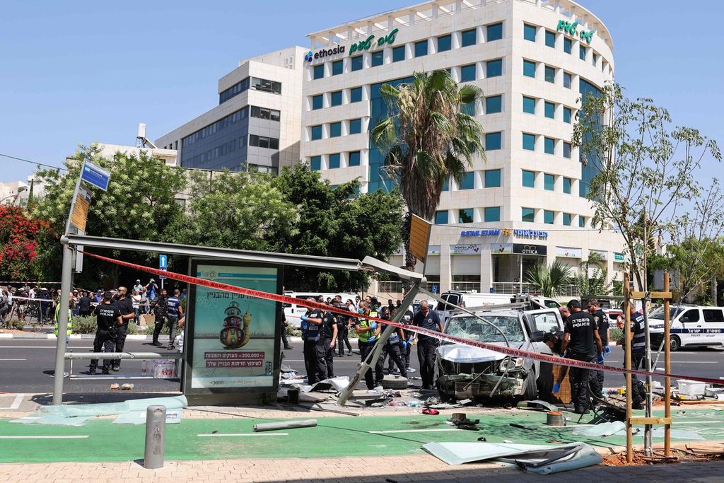 Aparat keamanan Israel dan personel bantuan gawat darurat memeriksa lokasi penabrakan dengan mobil yang dilakukan warga Palestina di sebuah halte bus di Tel Aviv, Israel, Selasa (4/7/2023). 