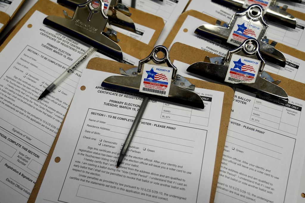 Formulir pendaftaran pemilih diletakkan di meja pemilih di Chicago Loop Super Site di Chicago, AS, 19 Maret 2024. 