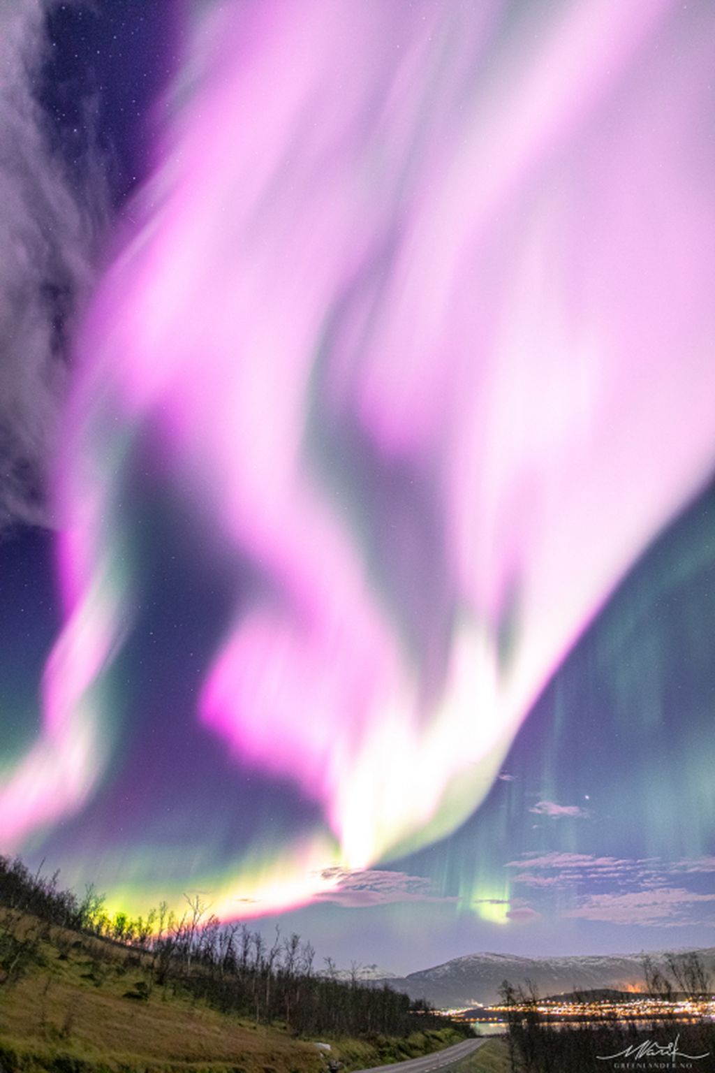 Aurora merah muda berhasil dipotret Markus Varik di atas wilayah Tromsø, Norwegia utara, pada 3 November 2022. Aurora merah muda ini langka karena umumnya aurora berwarna hijau. Potret ini kemudian diunggah ke situs Space Weather.