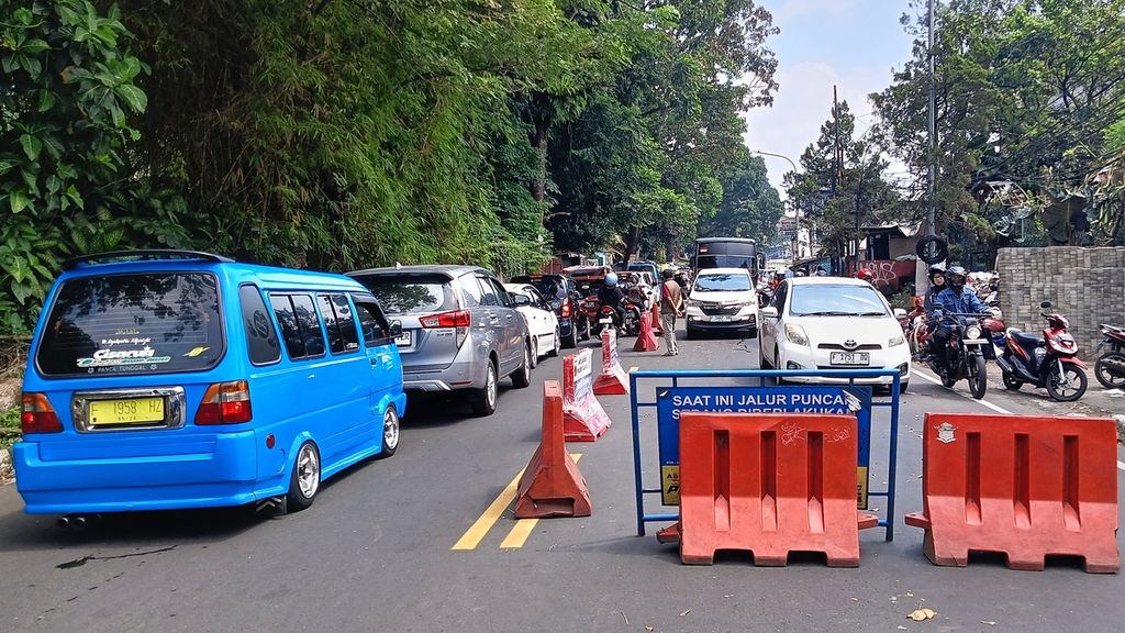Pemberlakuan sistem satu arah dari arah Puncak menuju Gadog-Jakarta, Sabtu (13/4/2024), sekitar pukul 10. 50, membuat kendaraan dari arah Jakarta harus bertahan sampai sistem satu arah dihentikan. Kepadatan kendaraan di kawasan Puncak juga menyebabkan kemacetan lalu lintas.
