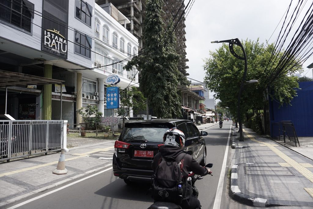 Suasana Jalan Jaksa, Kelurahan Kebon Sirih, Kecamatan Menteng, Jakarta Pusat, Senin (1/3/2021). Pada tahun 1980-1990-an, jalan sepanjang 400 meter ini tak pernah sepi oleh para <i>backpacker</i> mancanegara. Sejak 1998, pengunjung mulai surut.