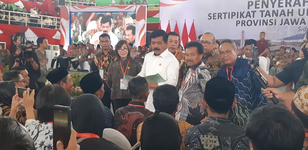 Menteri ATR/BPN Hadi Tjahjanto memeriksa sertifikat tanah milik warga. Presiden Joko Widodo menyerahkan ribuan sertifikat tanah untuk masyarakat di Jawa Timur. Penyerahan secara simbolis dilakukan di Gelora Delta Sidoarjo, Jatim, Rabu (27/12/2023) 