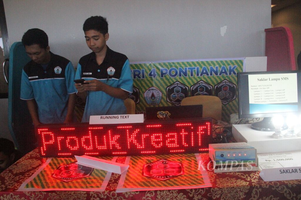 Pameran produk siswa SMK dalam kegiatan Peluncuran Peta Jalan Revitalisasi SMK Kalimantan Barat, Kamis (24/10/2019).