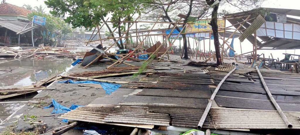Kondisi puluhan warung rusak setelah tersapu gelombang tinggi di Pantai Suwuk, Kebumen, Jawa Tengah, Selasa (30/8/2022) pagi. Tidak ada korban jiwa dalam peristiwa ini.