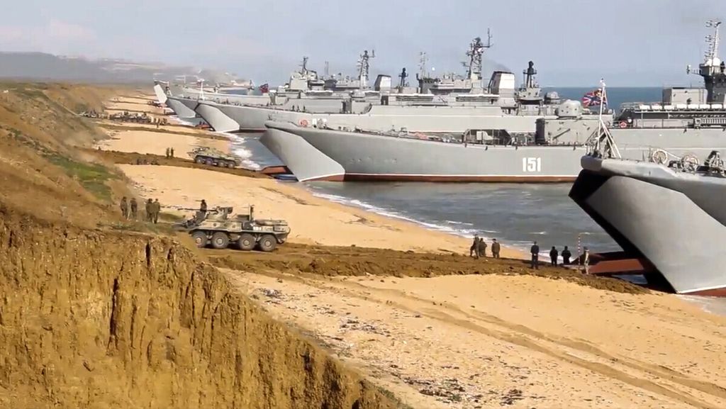 Tangkapan layar video yang dirilis pada 23 April 2021 oleh Biro Pers Kementerian Pertahanan Rusia memperlihatkan pasukan Rusia naik kembali ke kapal perang setelah latihan militer di Crimea. 