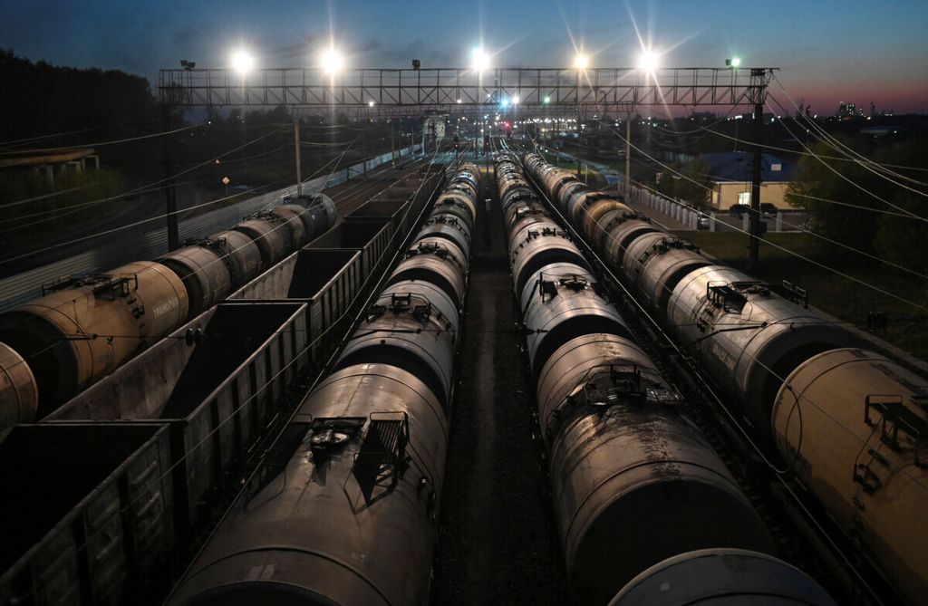 Gerbong kereta mengangkut minyak di Omsk, Rusia, 1 Mei 2020. 
