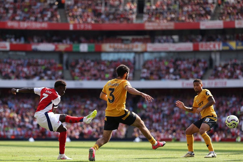 Penyerang Arsenal, Bukayo Saka (kiri), menendang bola ke gawang Wolverhampton Wanderers pada laga Liga Inggris di Stadion Emirates, London, 17 Agustus 2024 lalu. Arsenal menang, 2-0.