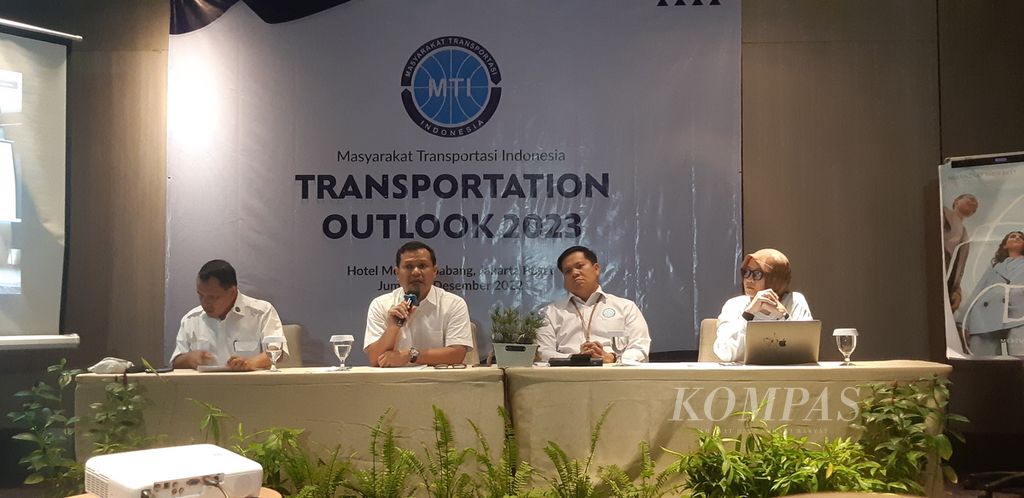 Konferensi pers Transportation Outlook 2023 oleh Masyarakat Transportasi Indonesia di Jakarta, Jumat (30/12/2022).