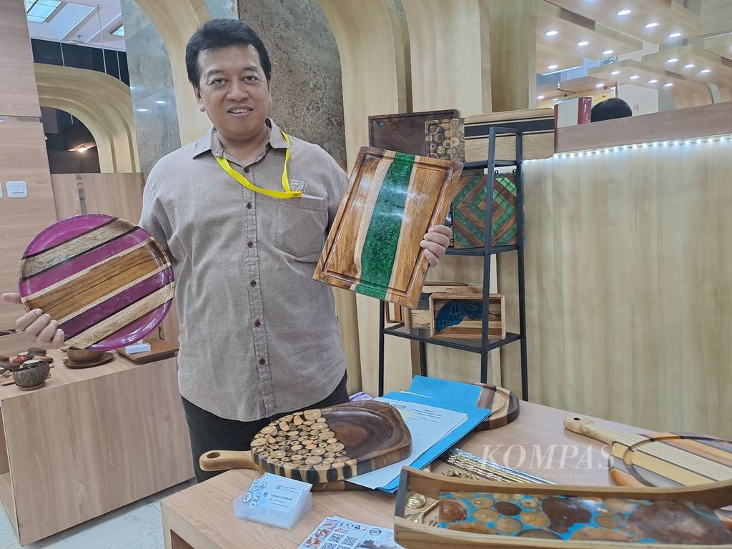 Pemilik CV Surya Java Furnindo (Soul Timber), Johan Lesmana, bersama produk furnitur, mebel, dan kerajinannya pada pameran di Kementerian Perindustri, Jakarta, Jumat (3/5/2024).