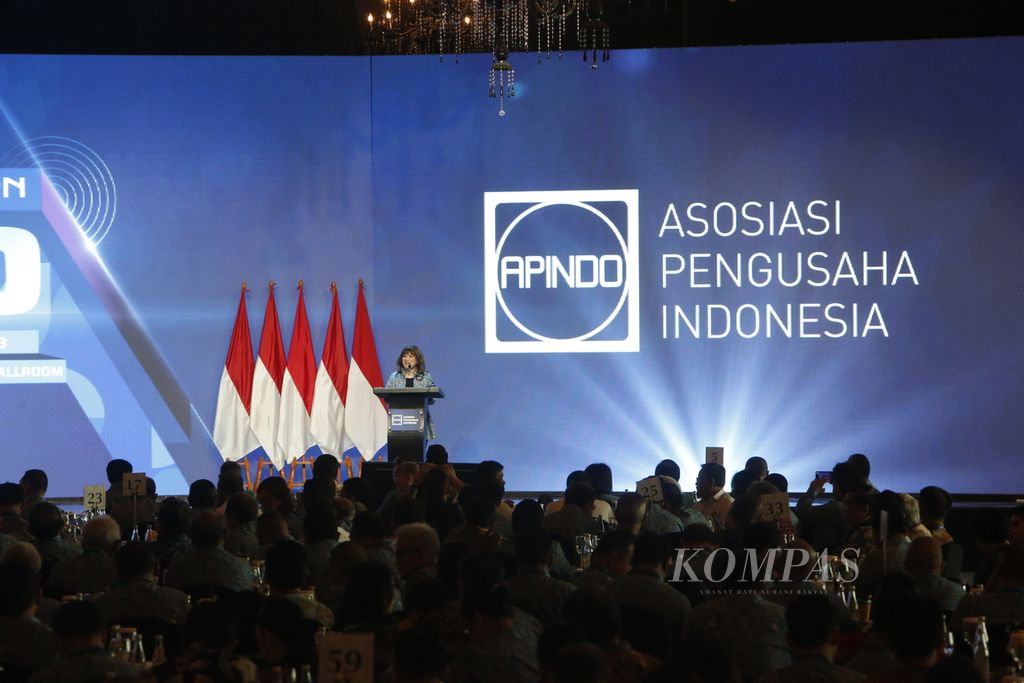 Shinta Kamdani berpidato pada acara Pengukuhan Pengurus DPN Asosiasi Pengusaha Indonesia (Apindo) 2023-2028 di Jakarta, Senin (31/7/2023). 