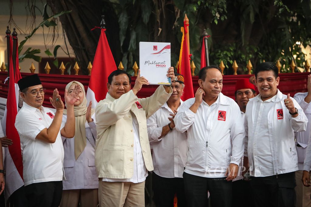 Bakal calon presiden dari Partai Gerindra, Prabowo Subianto, menerima berkas maklumat Projo dari Ketua Umum Projo Budi Arie Setiadi (kedua dari kanan) di Jalan Kertanegara, Jakarta, Sabtu (14/10/2023). 