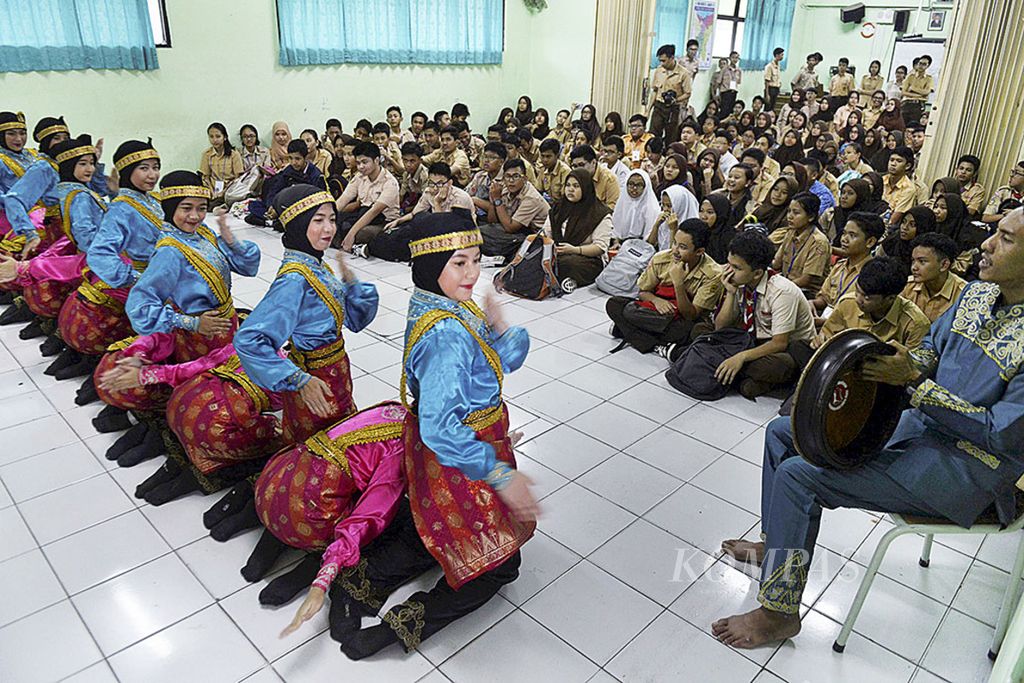 Tarian saman ditampilkan di hadapan siswa baru SMA Negeri 24 Jakarta, Rabu (20/7/2016). 