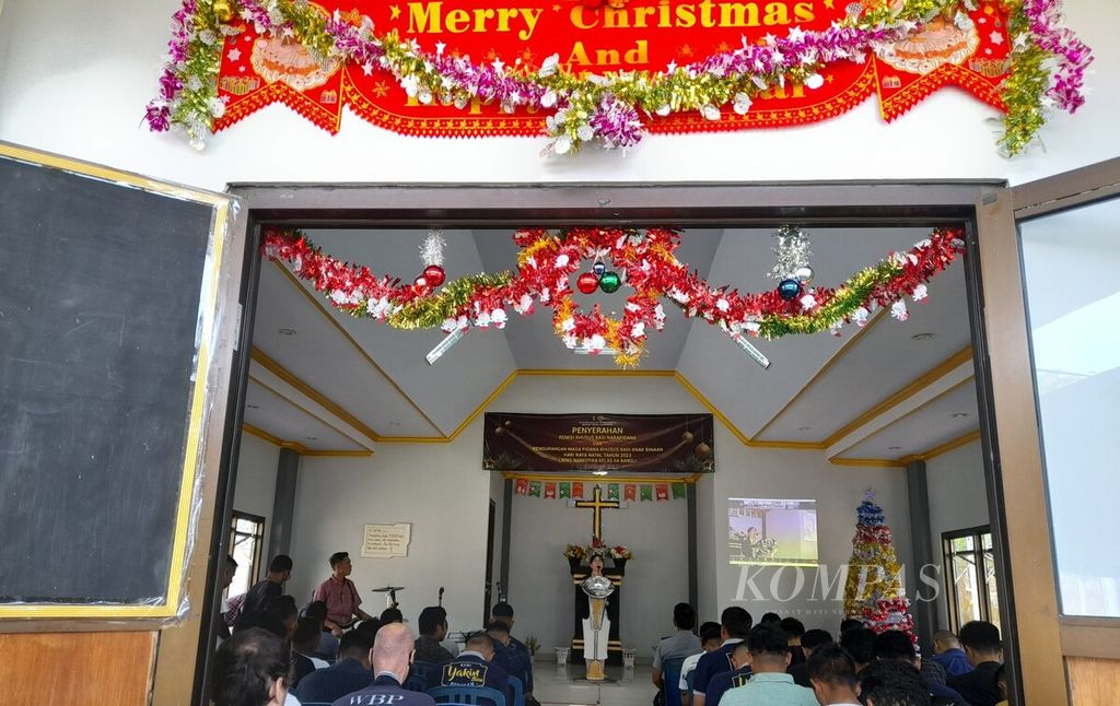 Penyerahan surat keputusan remisi khusus serangkaian hari raya Natal 2023 di LP Narkotika Kelas II A Bangli di Kecamatan Susut, Kabupaten Bangli, Bali, Senin (25/12/2023), diawali kegiatan misa dan perayaan Natal. 