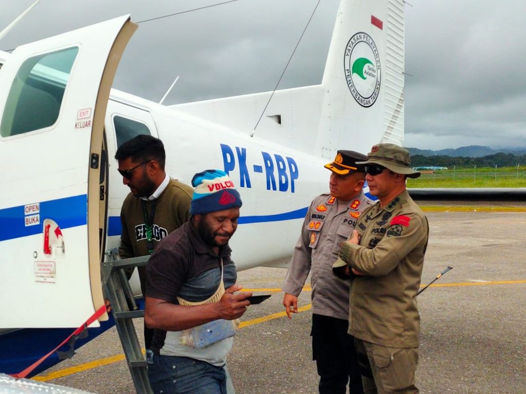 Salah seorang warga yang dibebaskan kelompok kriminal bersenjata (kedua dari kiri) tiba di Bandara Oksibil, Kabupaten Pegunungan Bintang, Papua Pegunungan, Senin (15/5/2023).